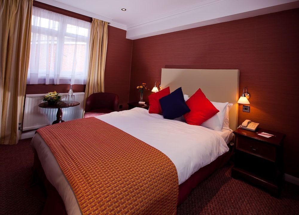 The Rose and Crown Hotel – Tonbridge Standard Double Room, Ensuite, City View 4