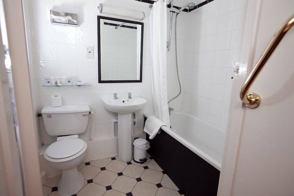 The Rose and Crown Hotel – Tonbridge Standard Double Room, Ensuite, City View 6