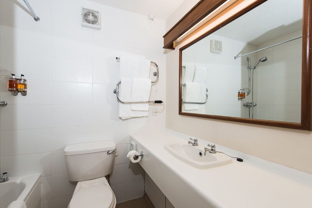 Peartree Lodge Waterside Standard Twin Room 11