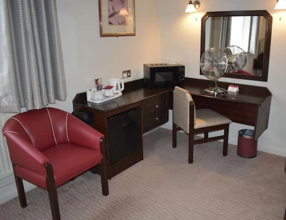 Peartree Lodge Waterside Standard Twin Room 5