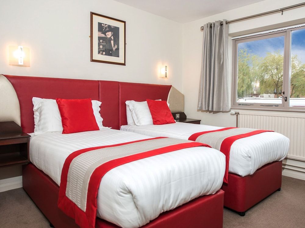 Peartree Lodge Waterside Standard Twin Room 2