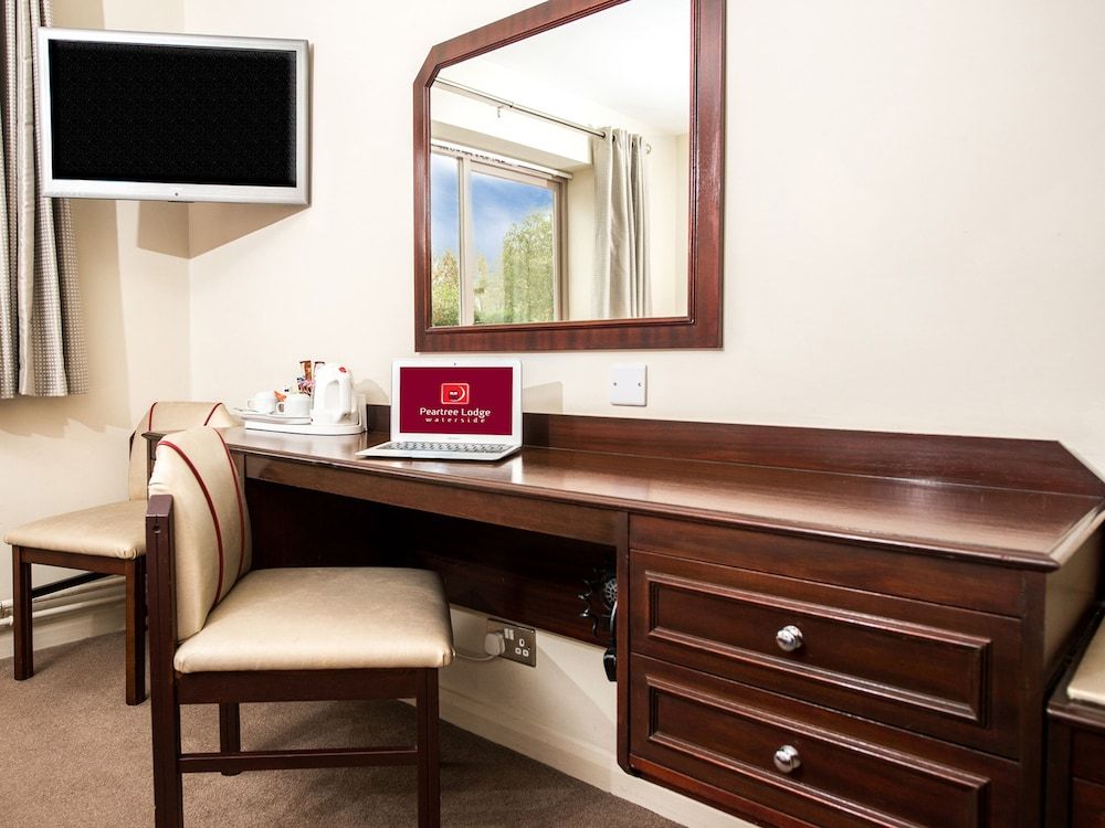 Peartree Lodge Waterside Standard Twin Room 3