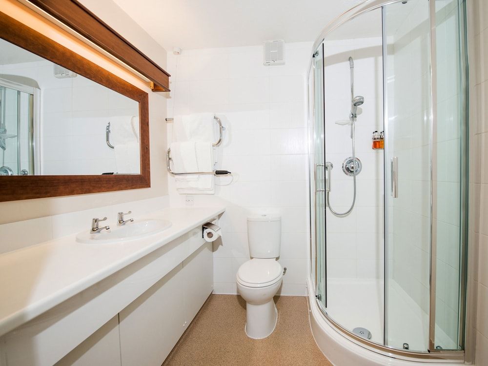 Peartree Lodge Waterside Standard Twin Room 10