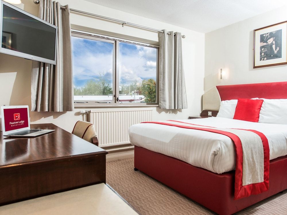 Peartree Lodge Waterside Standard Double Room 3