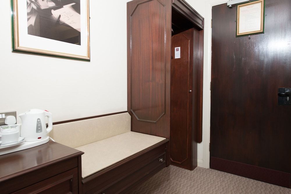 Peartree Lodge Waterside Standard Twin Room 4