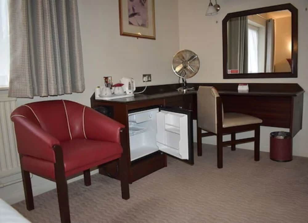 Peartree Lodge Waterside Standard Twin Room 8