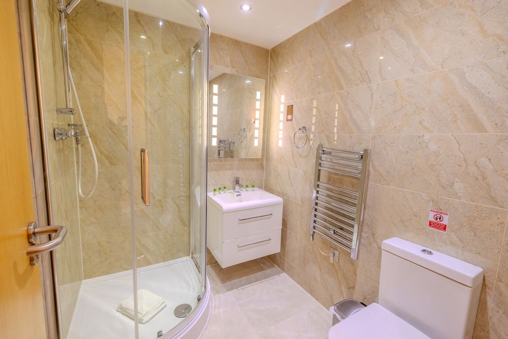 Shoreditch Inn Deluxe Double Room 8