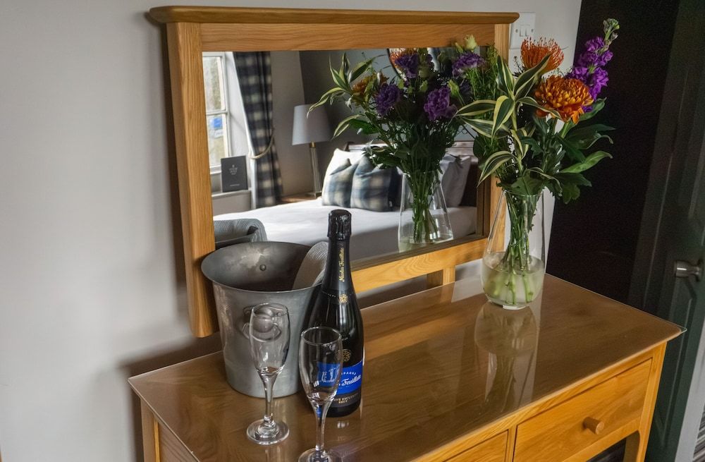 White Lion Hotel Suite, Ensuite (3) 6