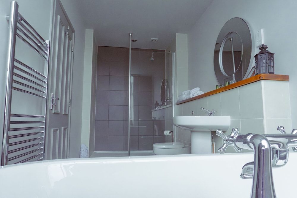 White Lion Hotel Suite, Ensuite (4) 4