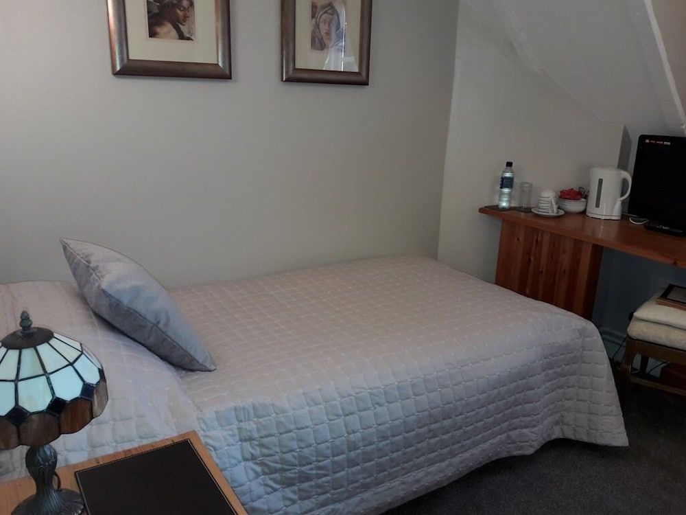 The Four Horseshoes Single Room, Ensuite (Room 25, 28) 2