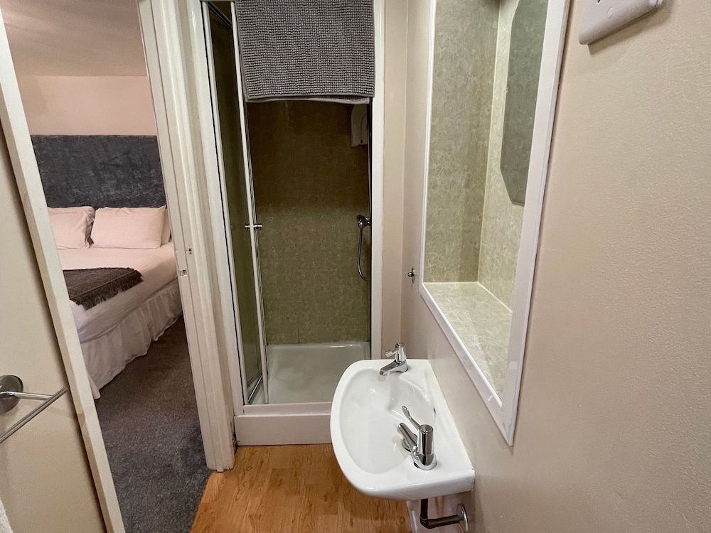 The Jubilee Hotel East- with Spa Facilities Silver Family of 3 9