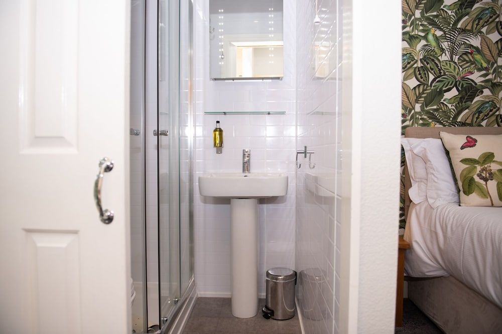 Milton House Studio Apartment Suites Deluxe Double Room, Ensuite (Twin) 7