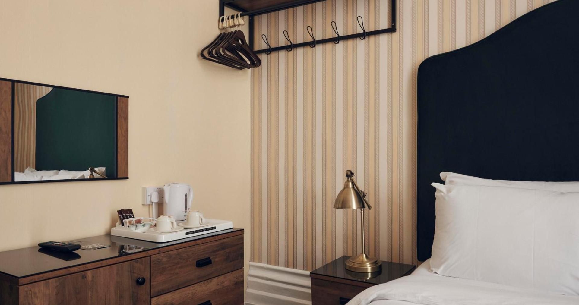 undefined The Columbia 6