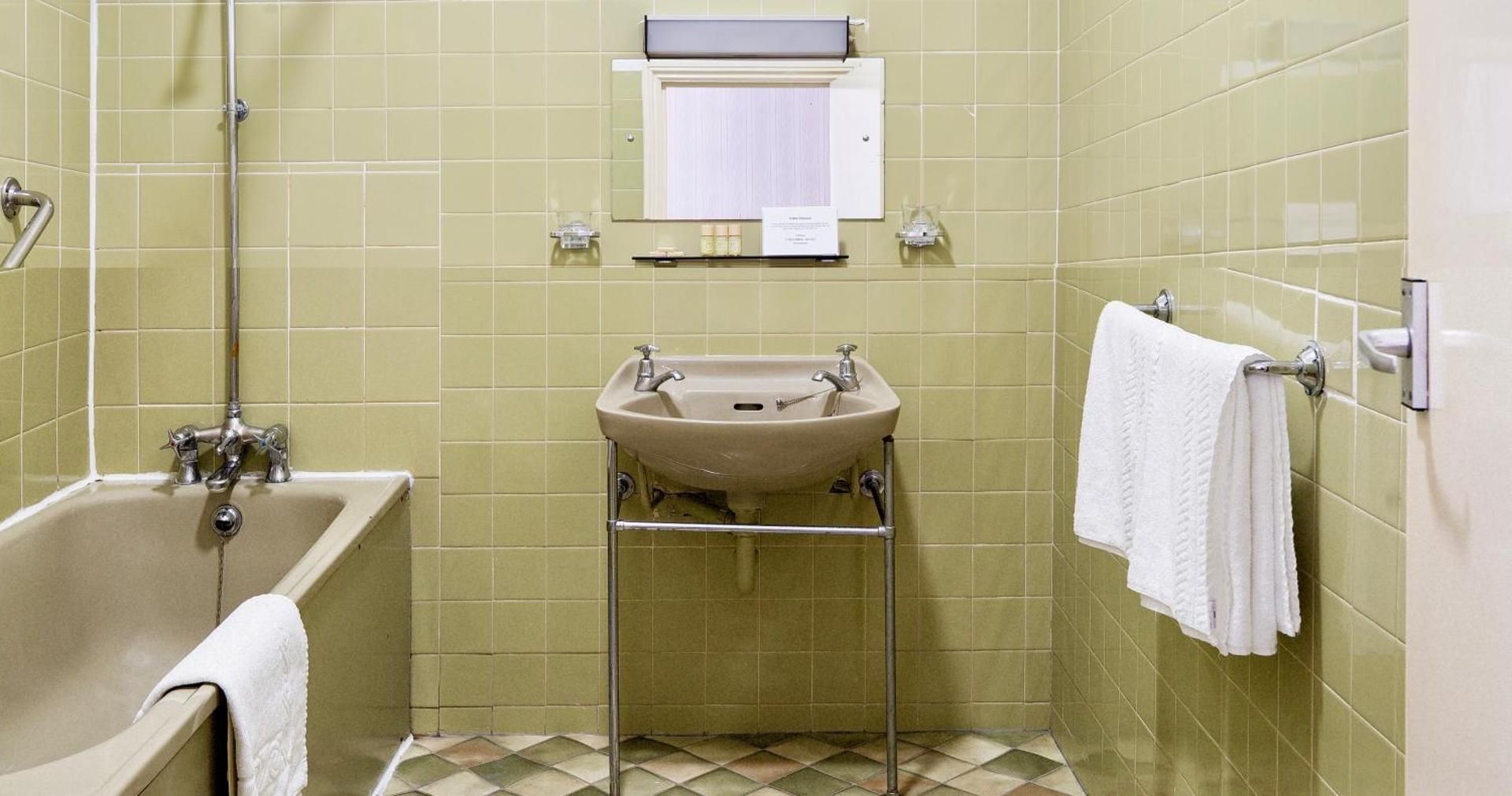 undefined The Columbia 5