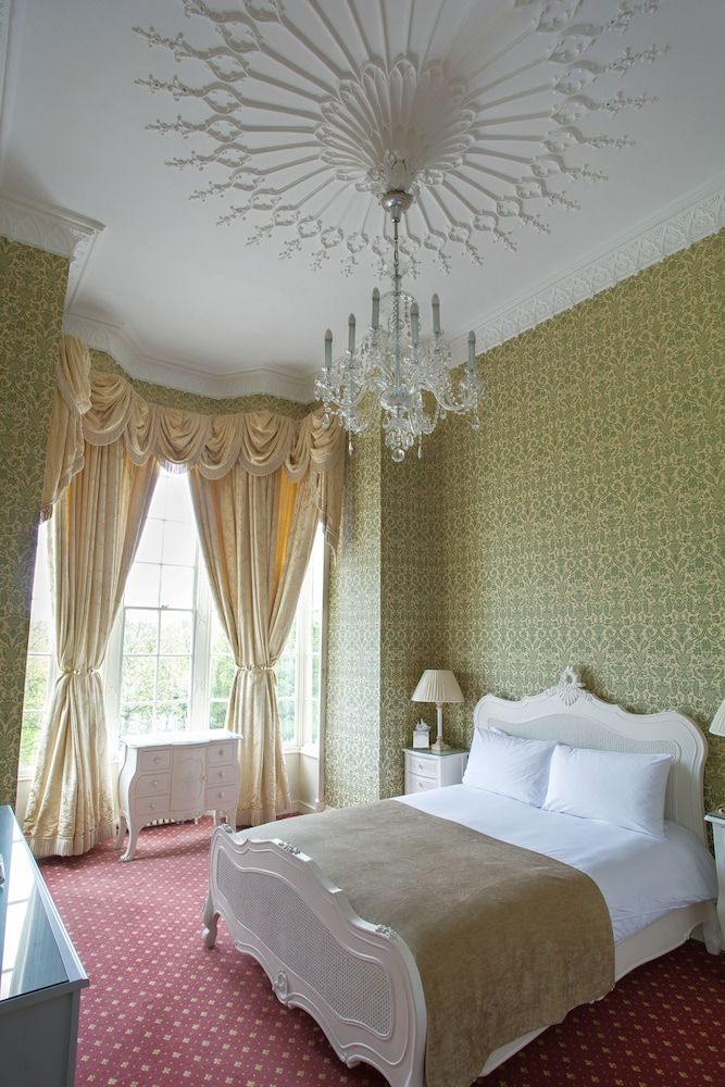 Donnington Grove Country Club Honeymoon Suite 2