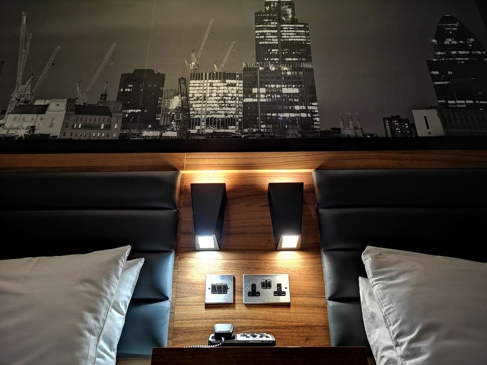 London Court Hotel Classic Triple Room 10