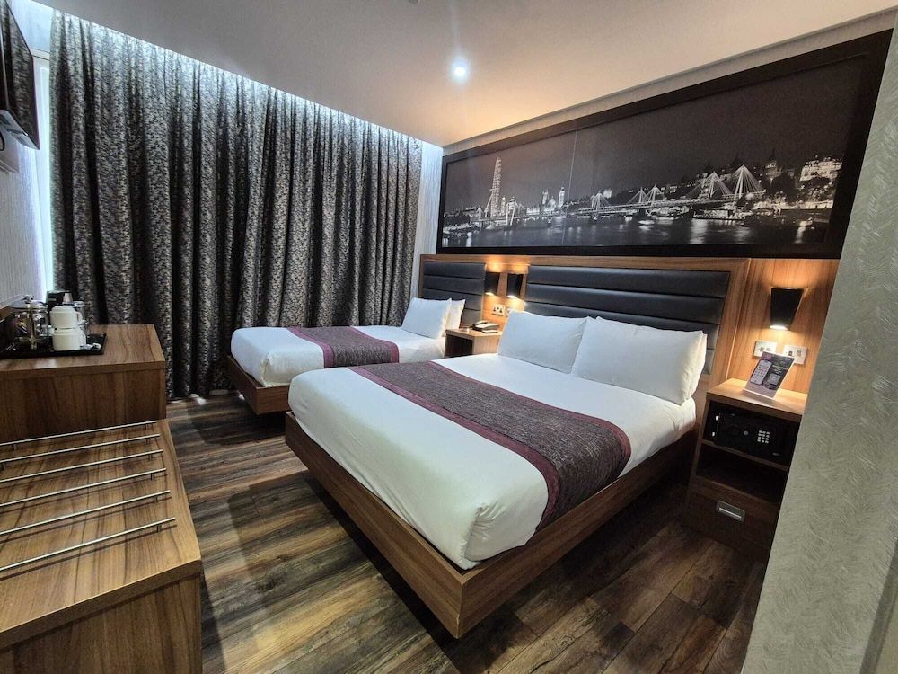 London Court Hotel Classic Triple Room 3