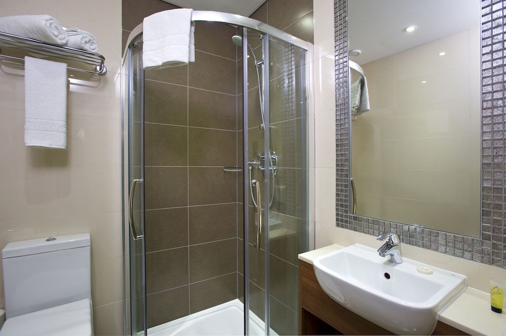 London Court Hotel Classic Triple Room 6