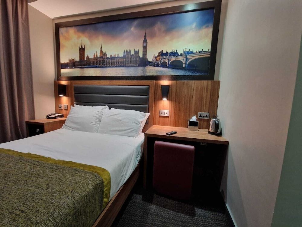 London Court Hotel Classic Double Room 4