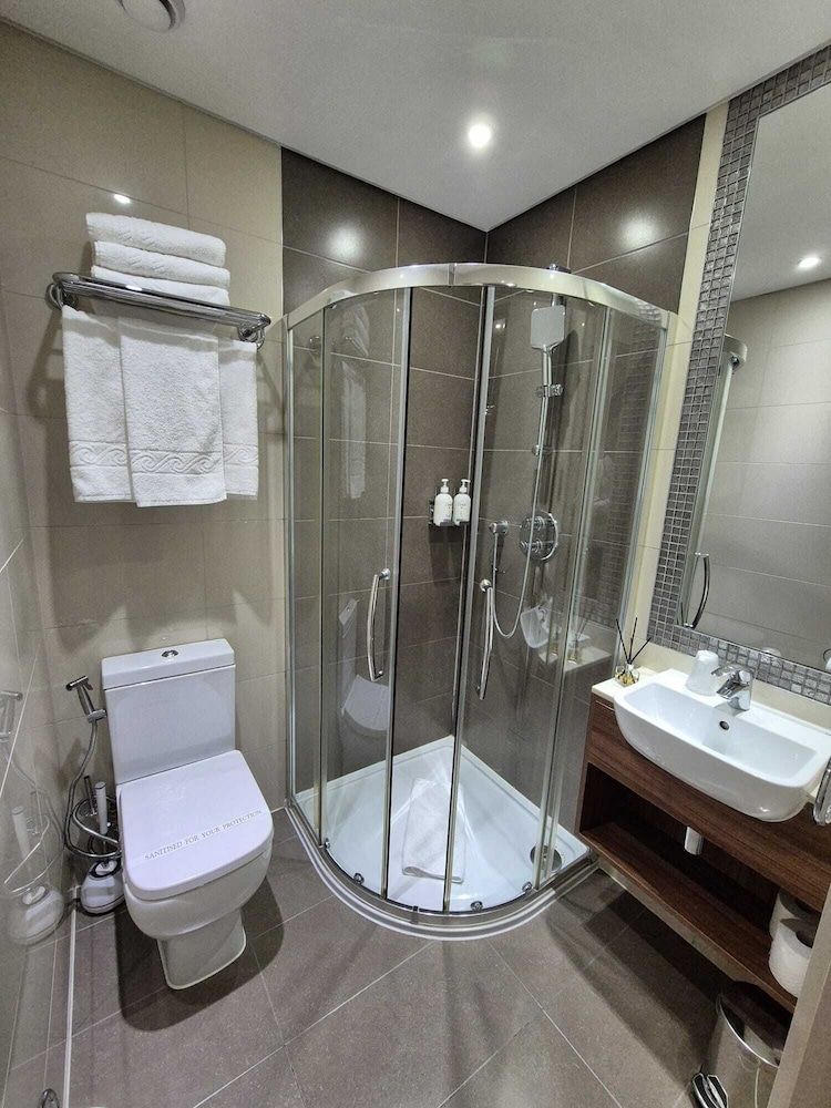 London Court Hotel Classic Triple Room 5