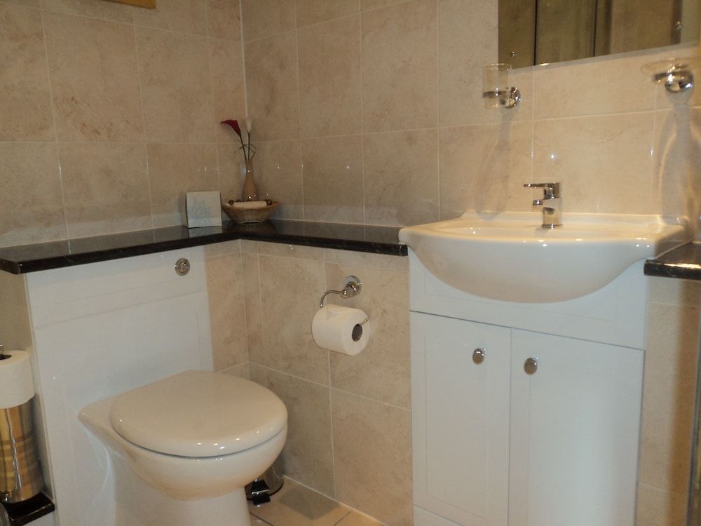 Edinburgh Regency Guest House Family Room with Ensuite For 3 pax 8