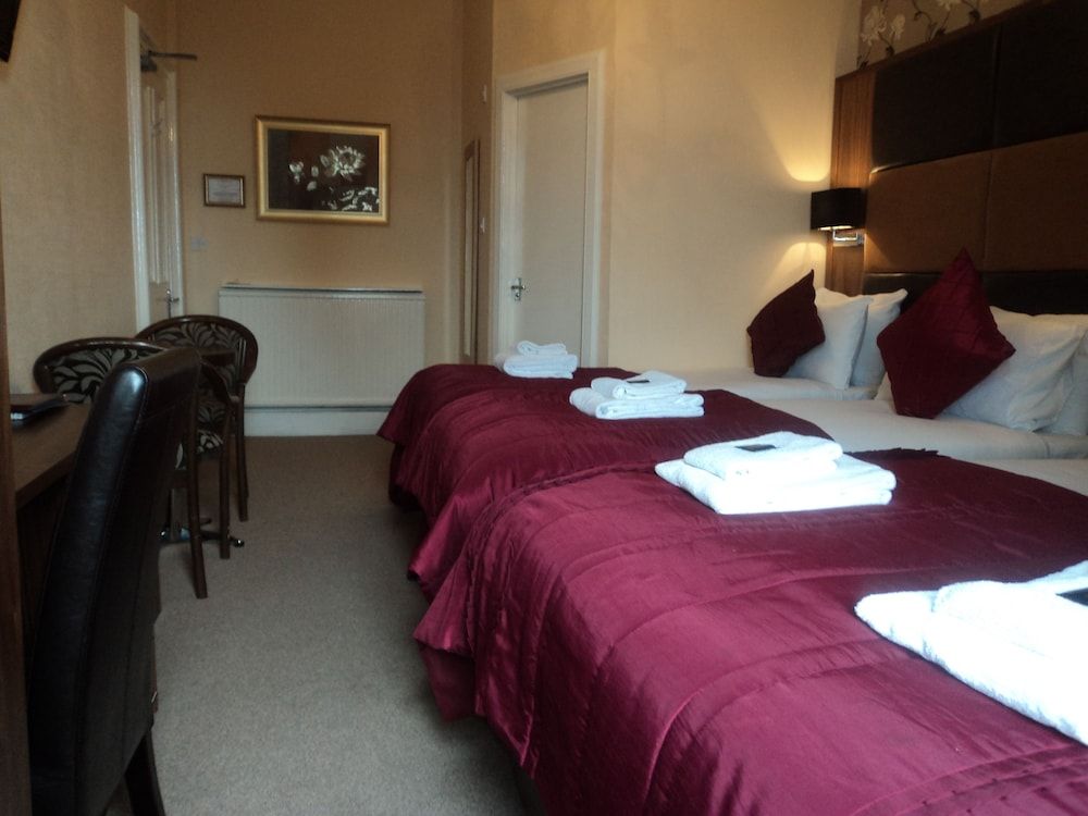 Edinburgh Regency Guest House Family Room with Ensuite For 4 pax 3