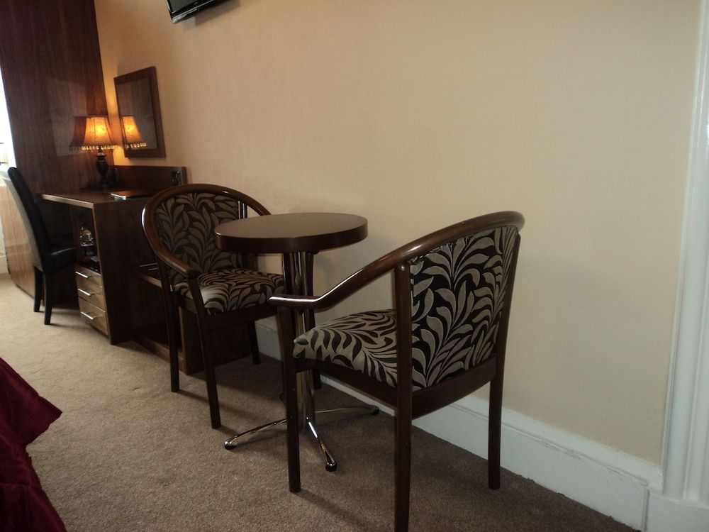 Edinburgh Regency Guest House Family Room with Ensuite For 4 pax 6