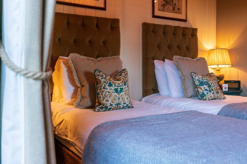 Prince of Burford Signature Twin Room, Ensuite 2