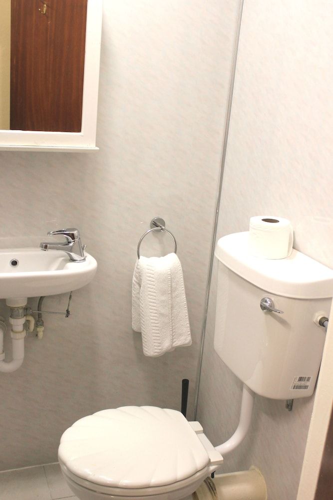 Stanley House Twin Room 4