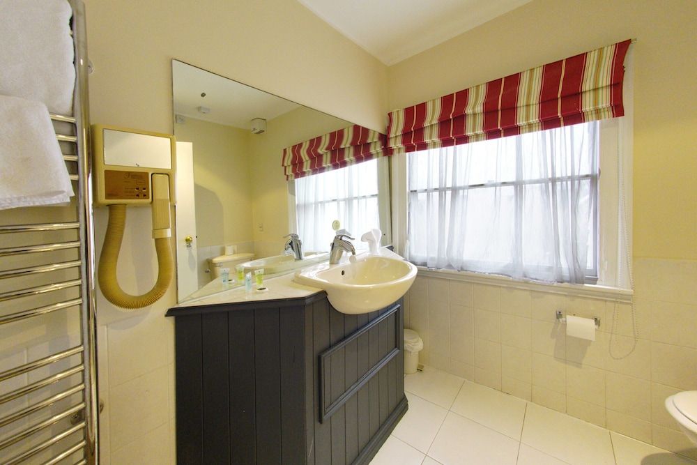 Three Queens Hotel Standard Twin Room, 2 Twin Beds 3