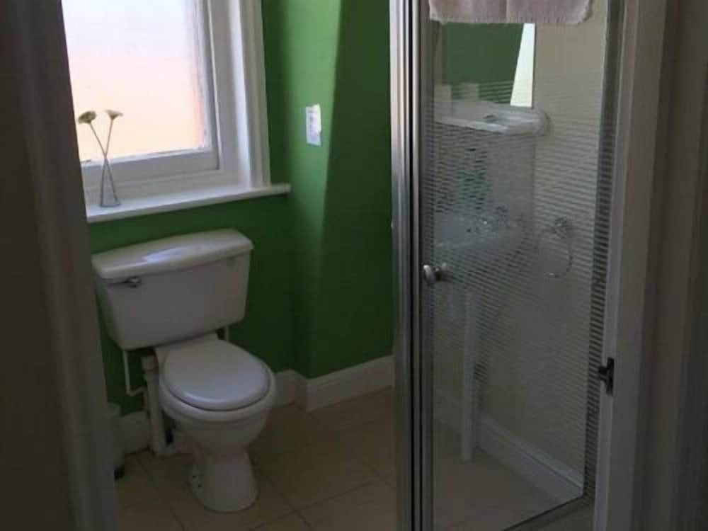 The Kings Arms Triple Room, Ensuite 3