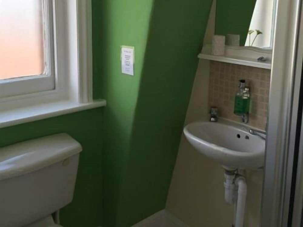 The Kings Arms Triple Room, Ensuite 4