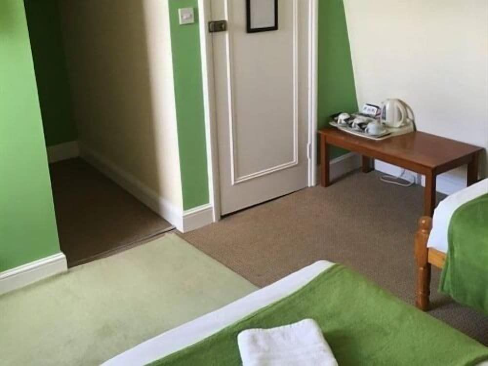 The Kings Arms Triple Room, Ensuite 2