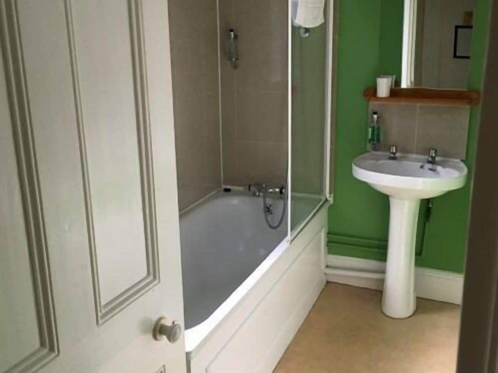 The Kings Arms Double Room, Ensuite 3