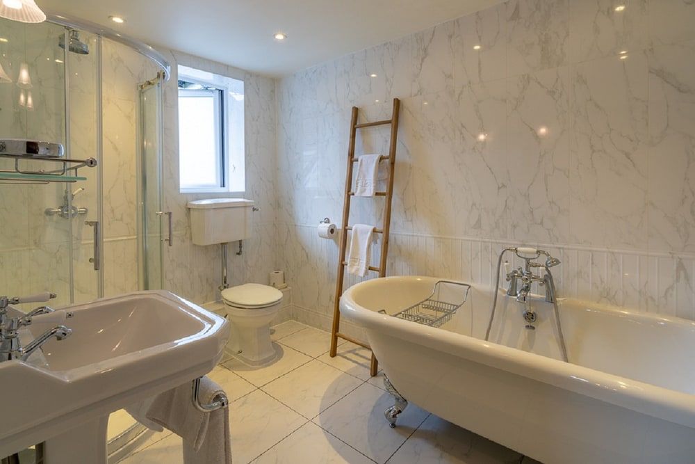 The Bird In Hand Superior Suite, Ensuite 8