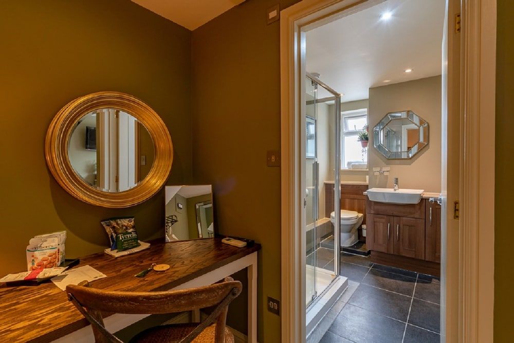 The Bird In Hand Luxury Double Room, Ensuite (No Children) 8