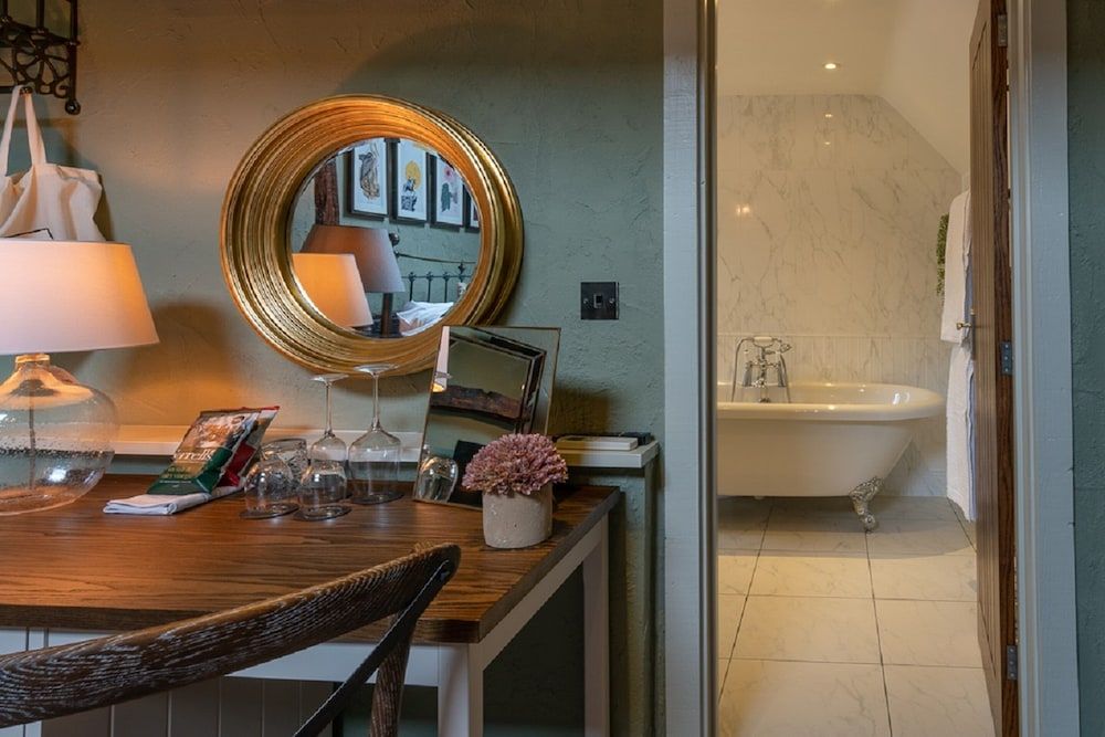 The Bird In Hand Superior Suite, Ensuite 7