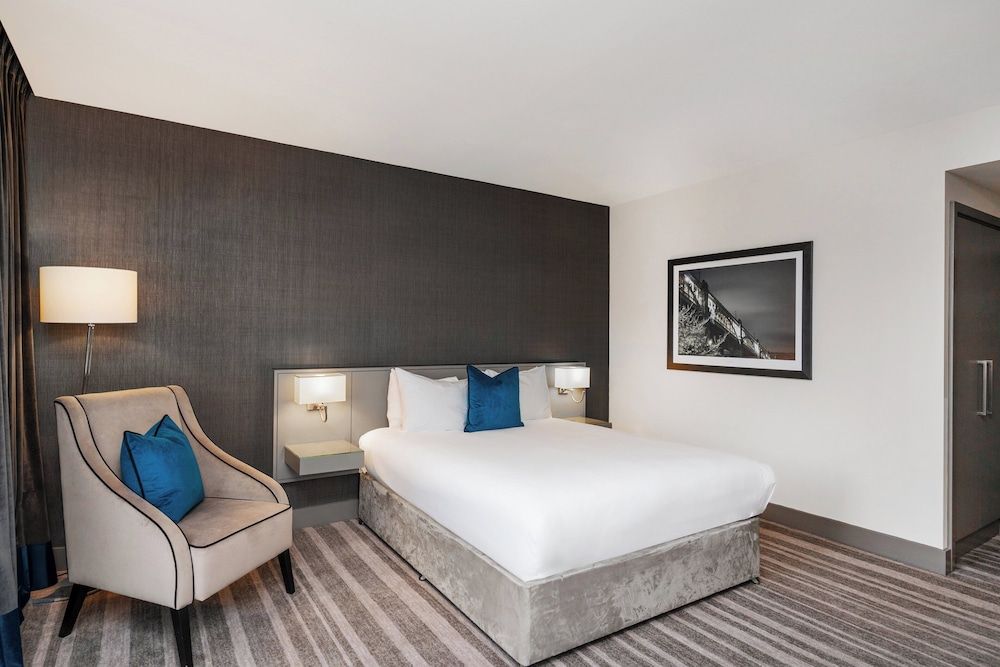 Standard Room, 1 Queen Bed (Separate Bath)