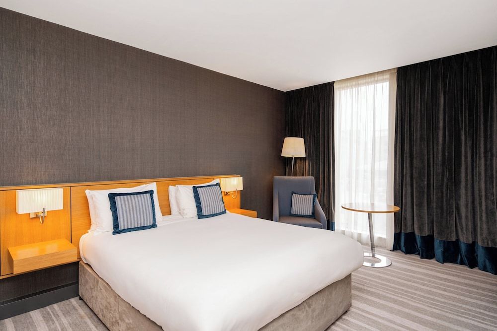 Standard Room, 1 Queen Bed (Double Rain Shower)