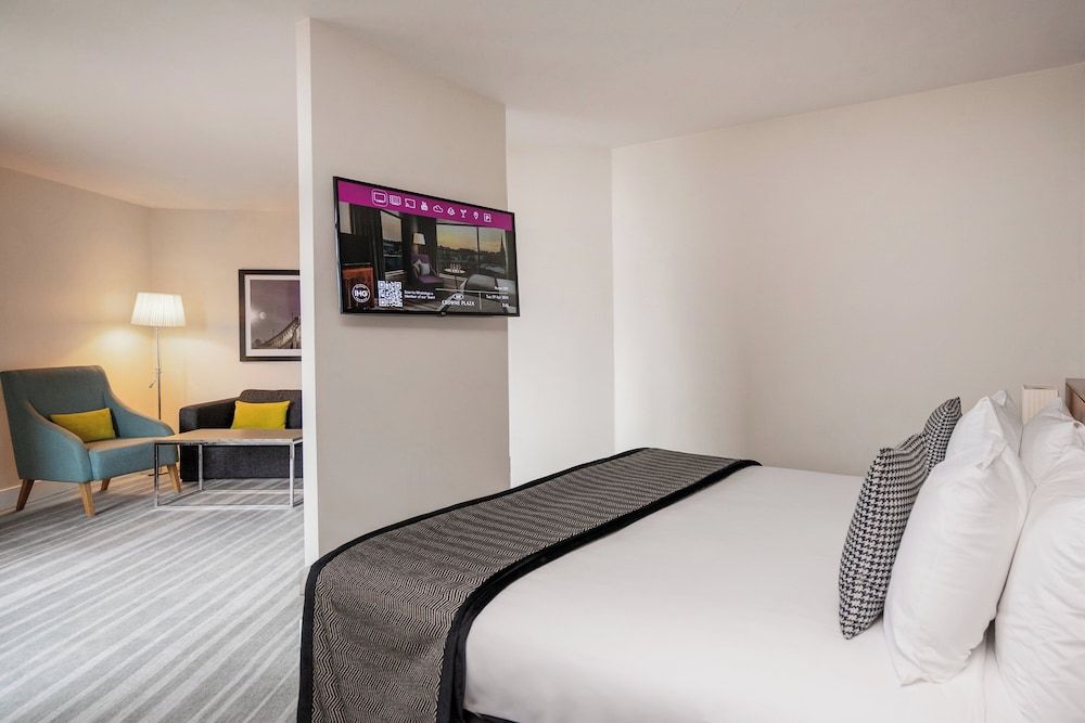 Junior Suite, 1 King Bed, Accessible, Club Lounge Access (Lounge Access)