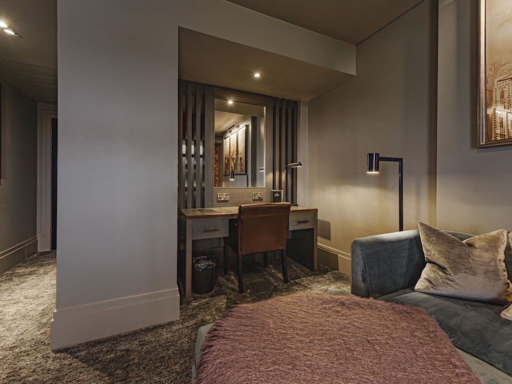 Dakota Edinburgh Deluxe Suite 13