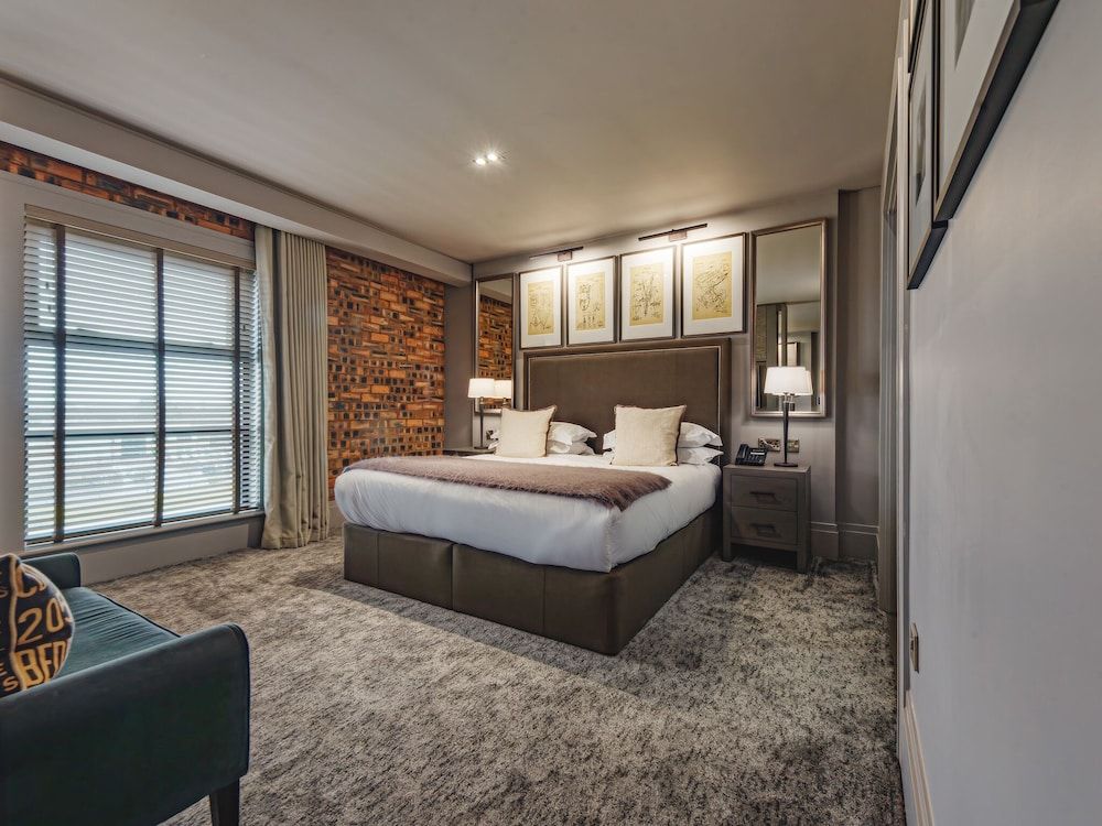 Dakota Edinburgh Deluxe Suite 4