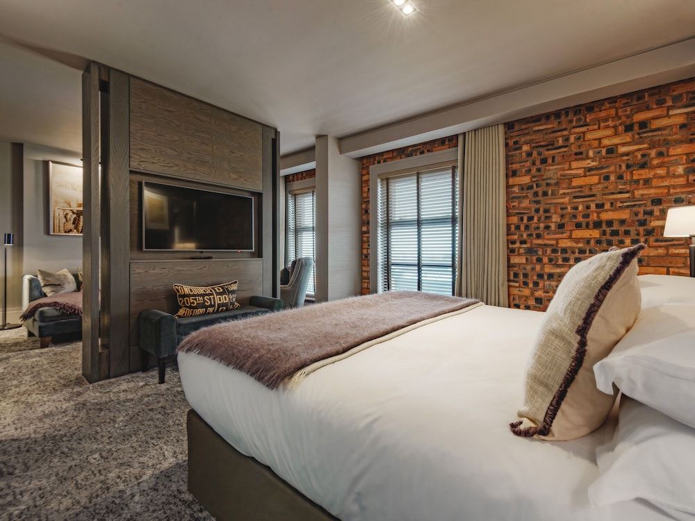 Dakota Edinburgh Deluxe Suite 2