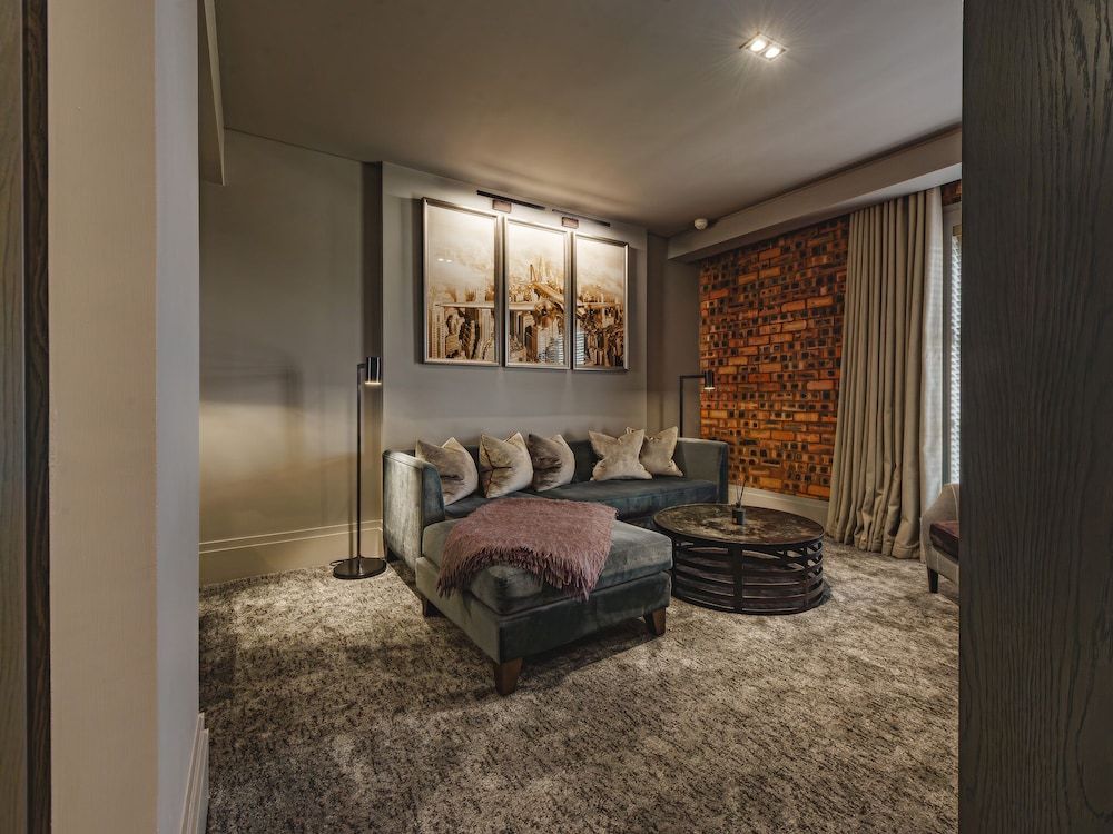 Dakota Edinburgh Deluxe Suite 12