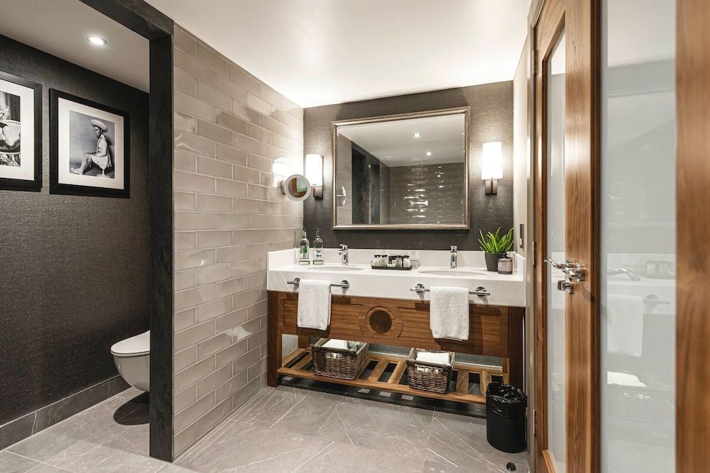 Dakota Edinburgh Deluxe Suite 7