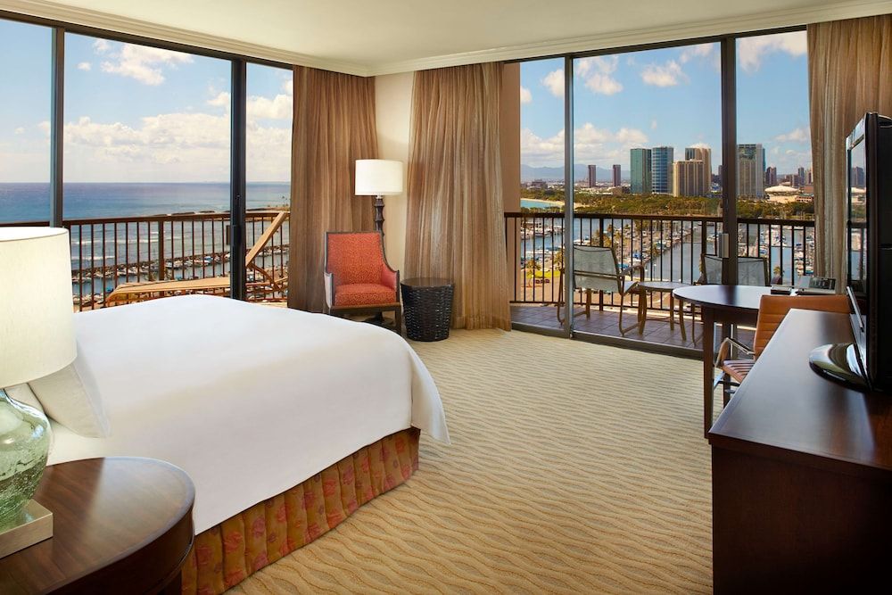 Room, 1 King Bed, Oceanfront (Rainbow Tower, Marina, Corner)