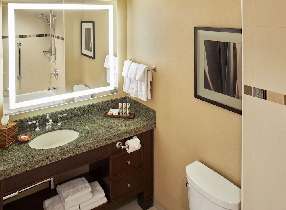 Room, 1 King Bed, Partial Ocean View (Ali'i Tower, Private check-in)