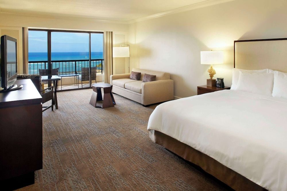 Room, 1 King Bed, Oceanfront (Ali'i Tower, Private check-in)