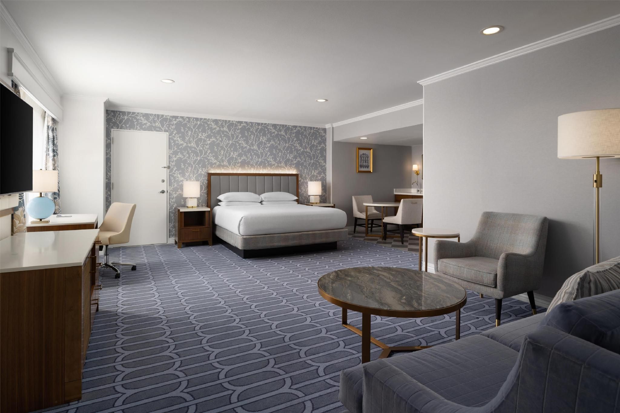 Junior Suite King Bed W/Sitting Area