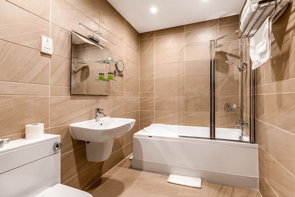 Grand Sapphire Hotel & Banqueting Family Room, Ensuite 4